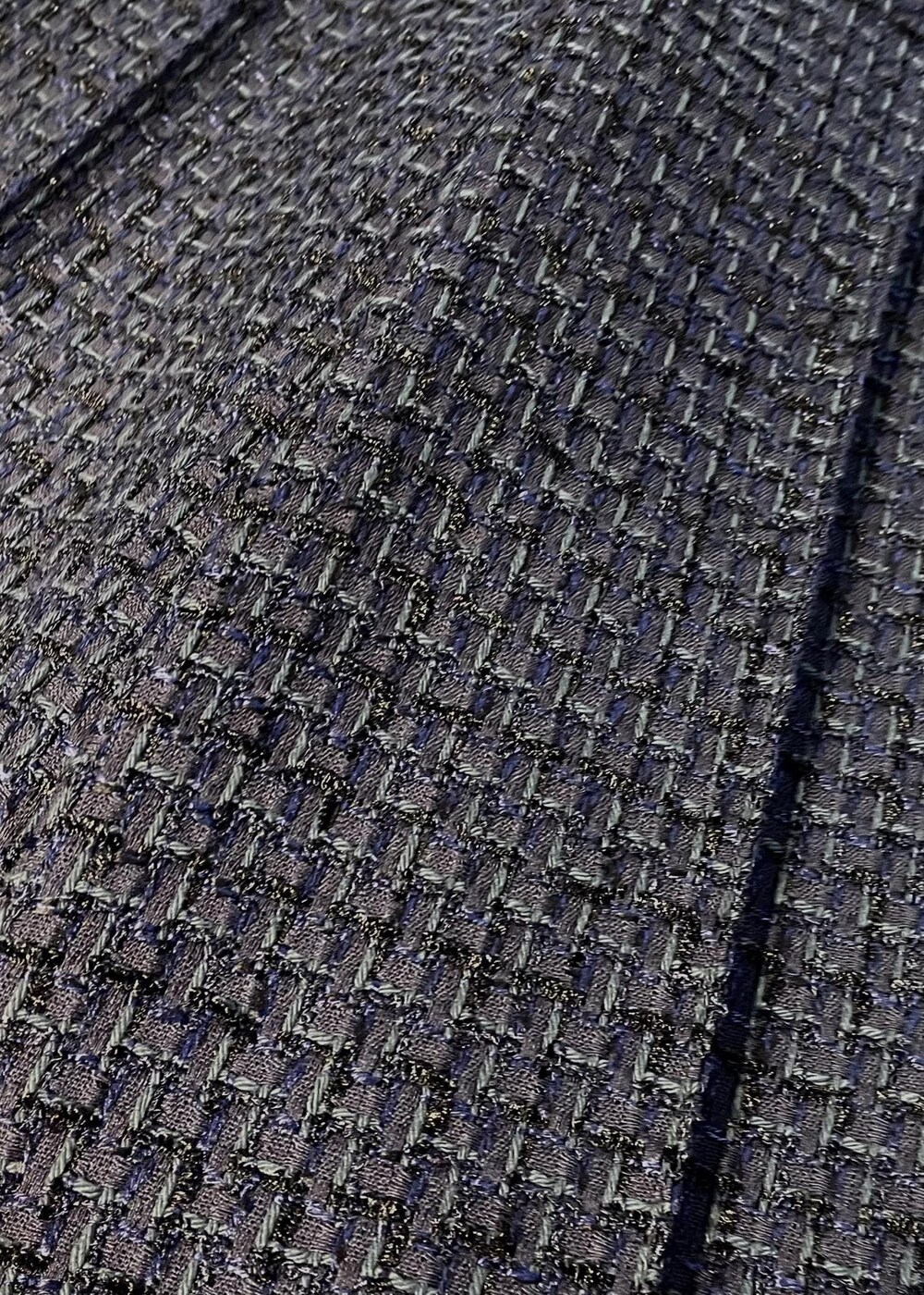 ブルー系のニット/セーター、ブルー系のその他パンツ、ブラック系のパンプスを着用したレディースの秋コーディネートの6枚目の写真