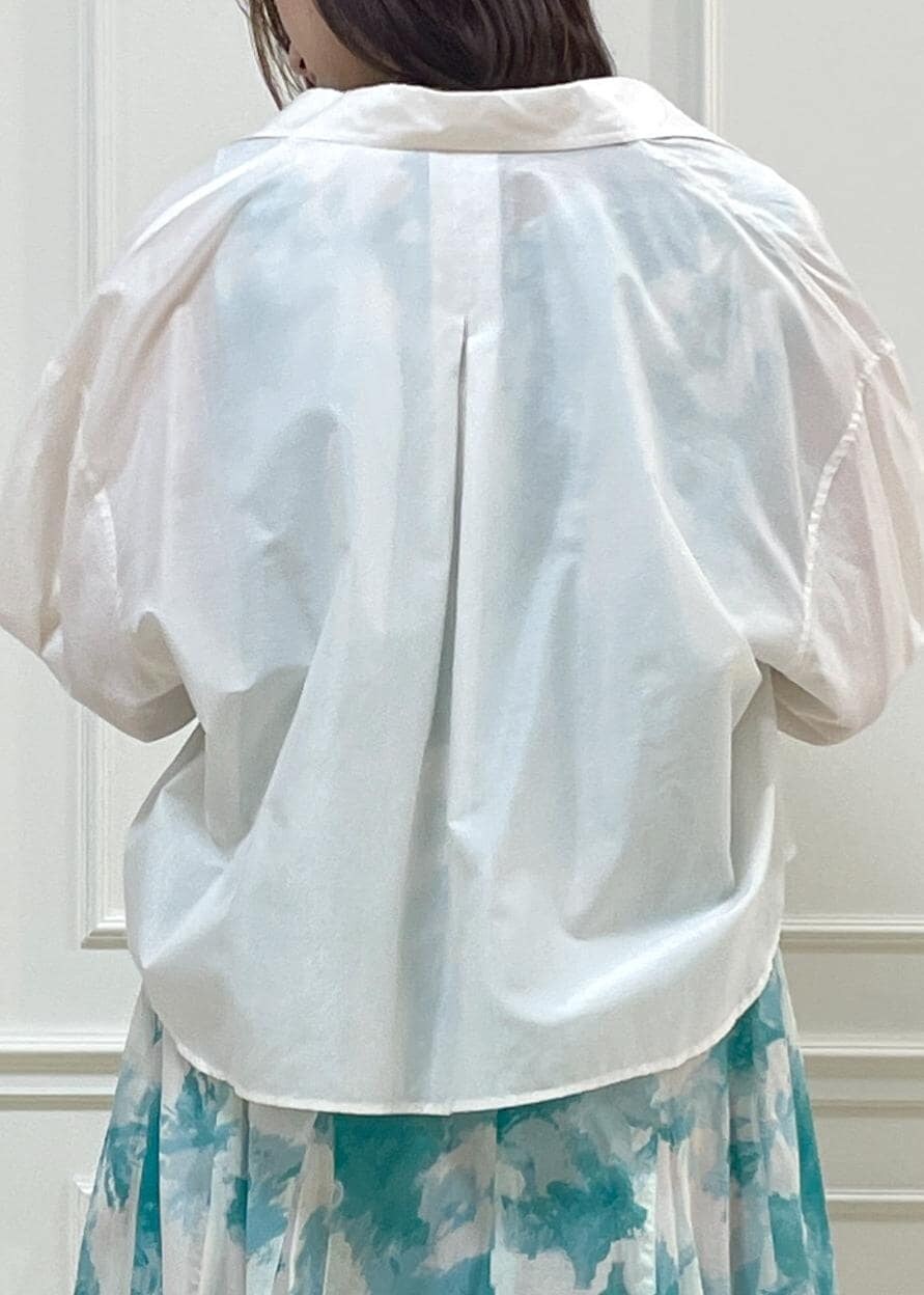 ベージュ系のショルダーバッグ、ホワイト系のシャツ/ブラウス、ベージュ系のサンダルを着用したレディースの夏コーディネートの3枚目の写真