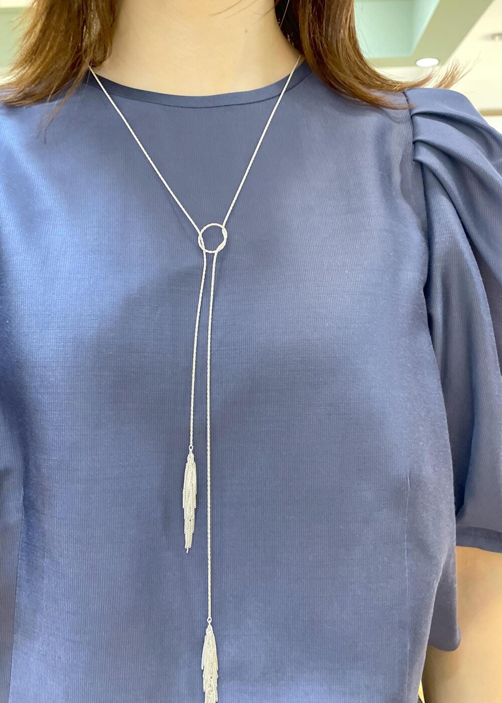 シルバー系のサンダル、グレー系のその他パンツ、ブラック系のハンドバッグを着用したレディースの春コーディネートの5枚目の写真