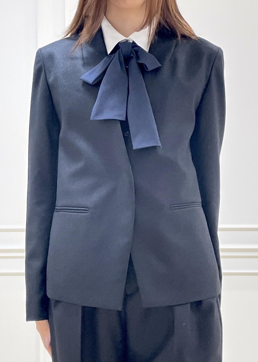 ホワイト系のトートバッグ、ブルー系のシャツ/ブラウス、ブラック系のその他パンツを着用したレディースの秋コーディネートの2枚目の写真