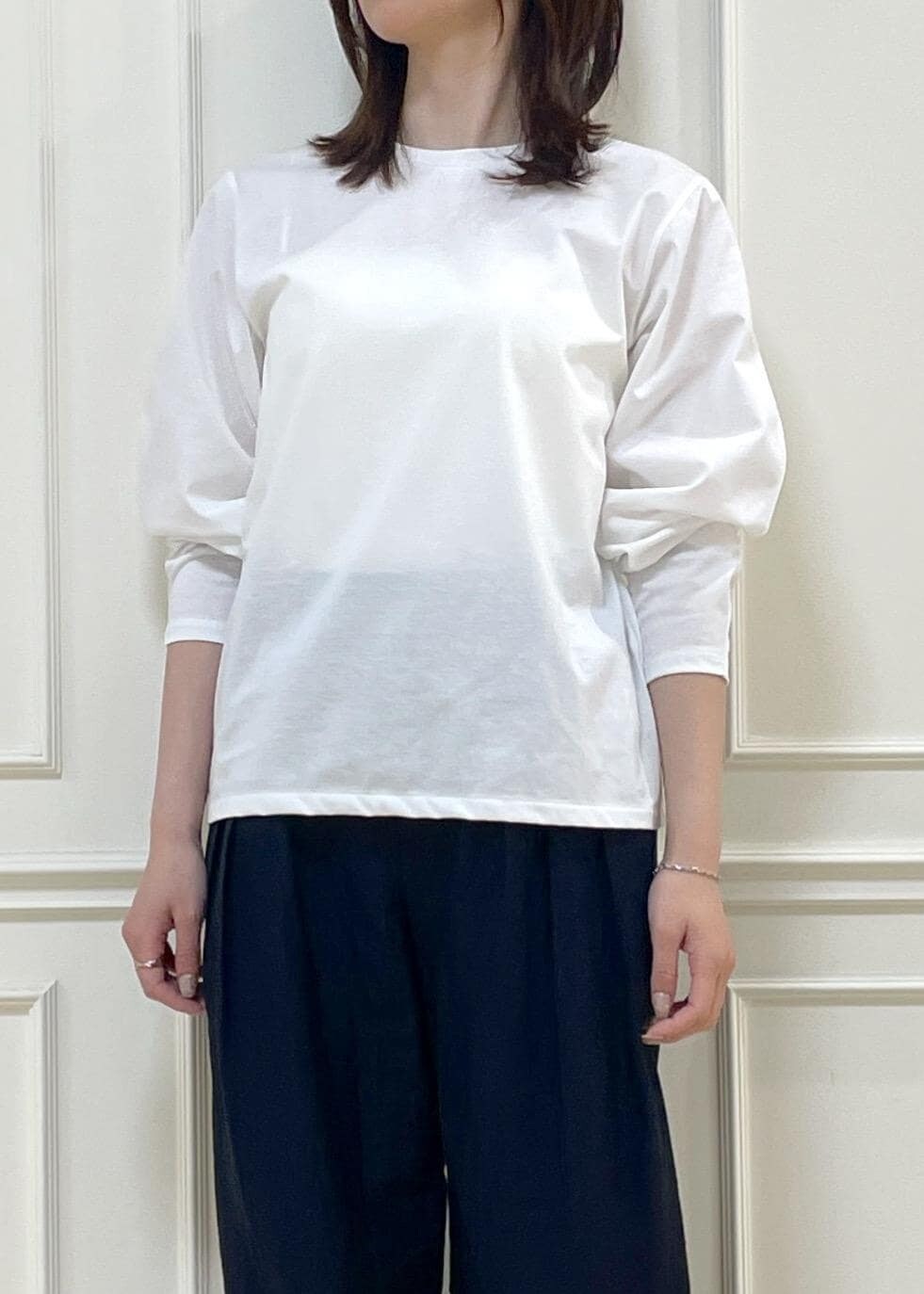 ホワイト系のショルダーバッグ、ホワイト系のTシャツ/カットソー、ブルー系のカーディガン/ボレロを着用したレディースの春コーディネートの5枚目の写真