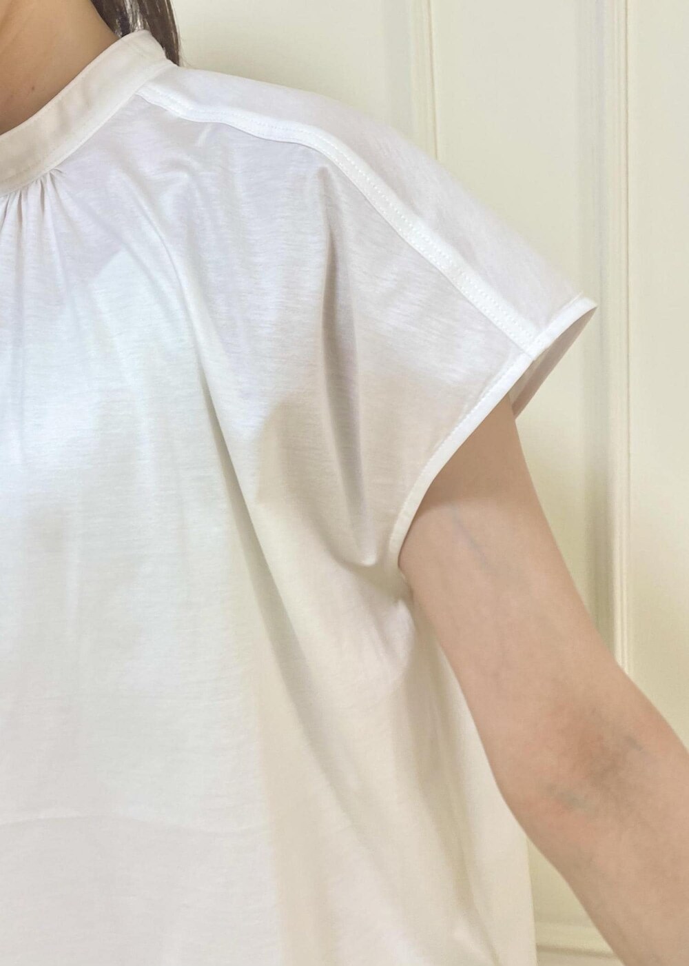 ブラック系のトートバッグ、イエロー系のその他パンツ、ホワイト系のサンダルを着用したレディースの夏コーディネートの3枚目の写真