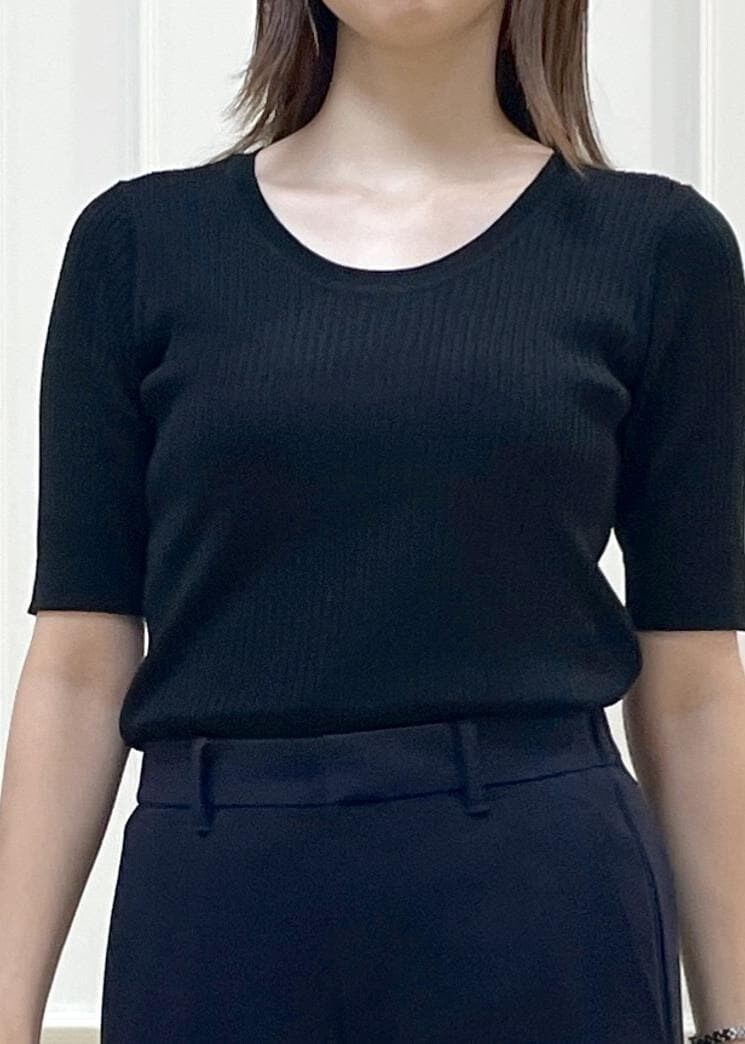 ホワイト系のトートバッグ、グレー系のテーラードジャケット、グレー系のニット/セーターを着用したレディースの秋コーディネートの7枚目の写真