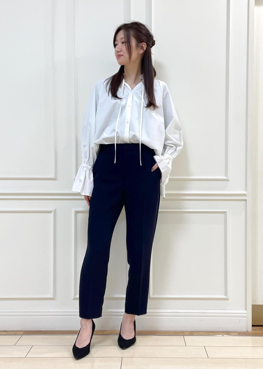 ブラック系のハンドバッグ、ホワイト系のシャツ/ブラウス、ブルー系のその他パンツを着用したレディースの冬コーディネートの8枚目の写真