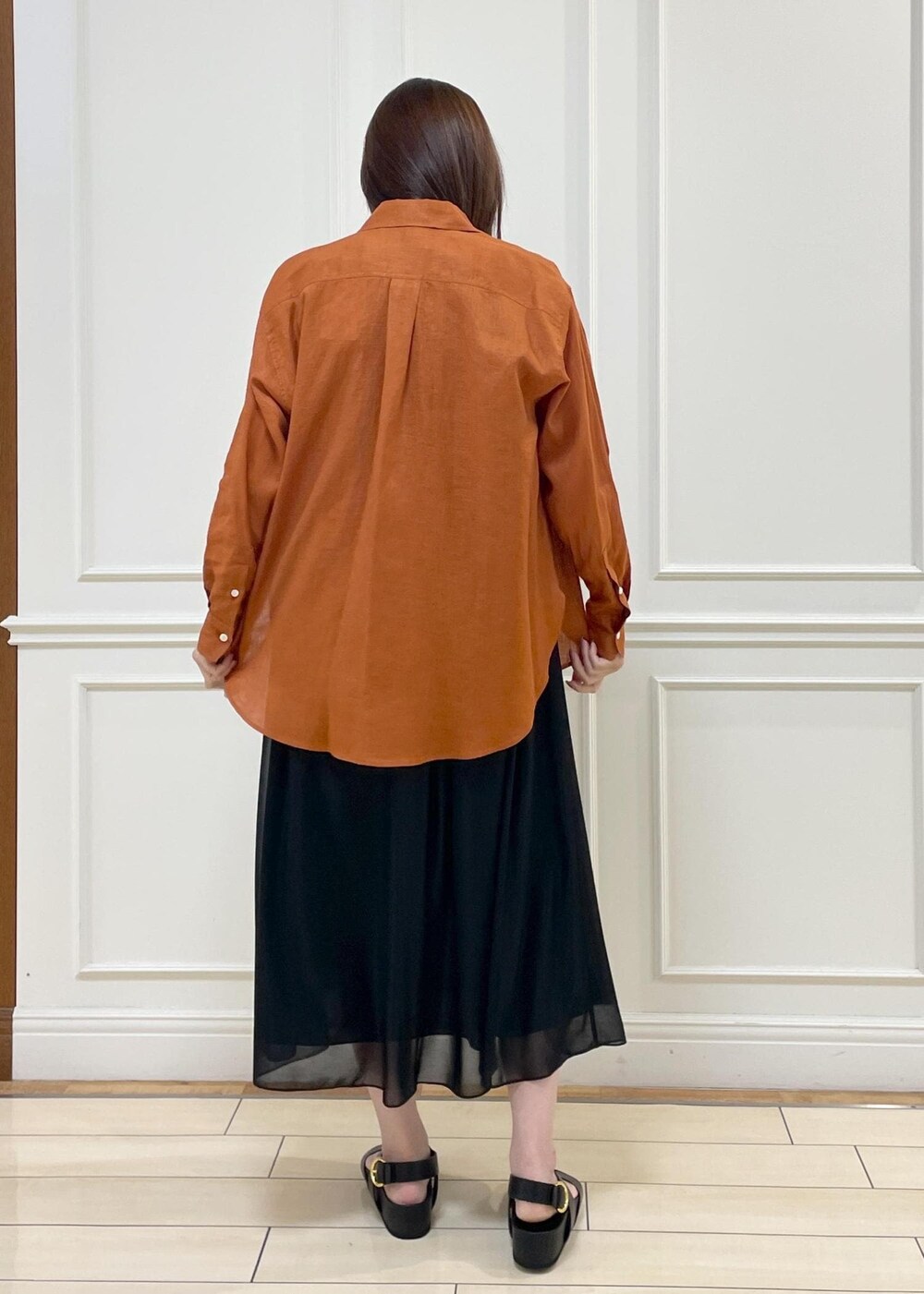 ブラック系のショルダーバッグ、ブラック系のサンダル、ブラック系のワンピースを着用したレディースの夏コーディネートの4枚目の写真