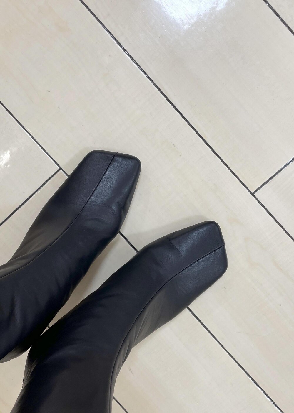 ブラック系のブーツ、ブラック系のその他パンツ、ホワイト系のテーラードジャケットを着用したレディースの秋コーディネートの9枚目の写真