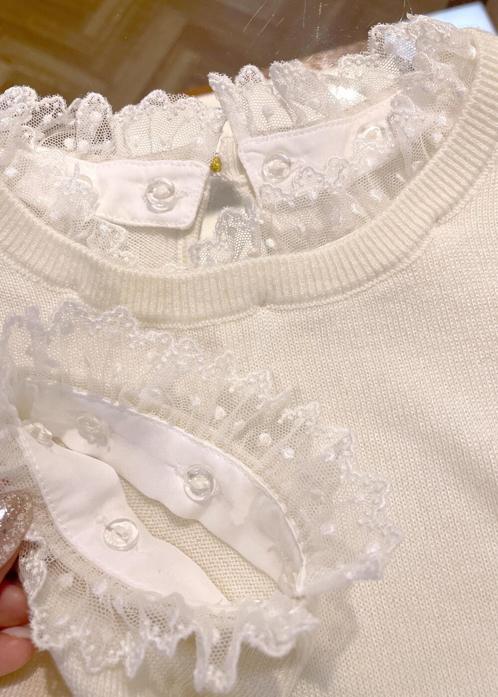 ブラック系のローファー、ブラック系のトートバッグ、グレー系のその他パンツを着用したレディースの秋コーディネートの5枚目の写真