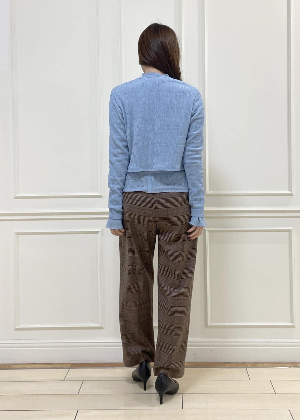 ホワイト系のトートバッグ、ブラウン系のその他パンツ、ブルー系のTシャツ/カットソーを着用したレディースの冬コーディネートの5枚目の写真