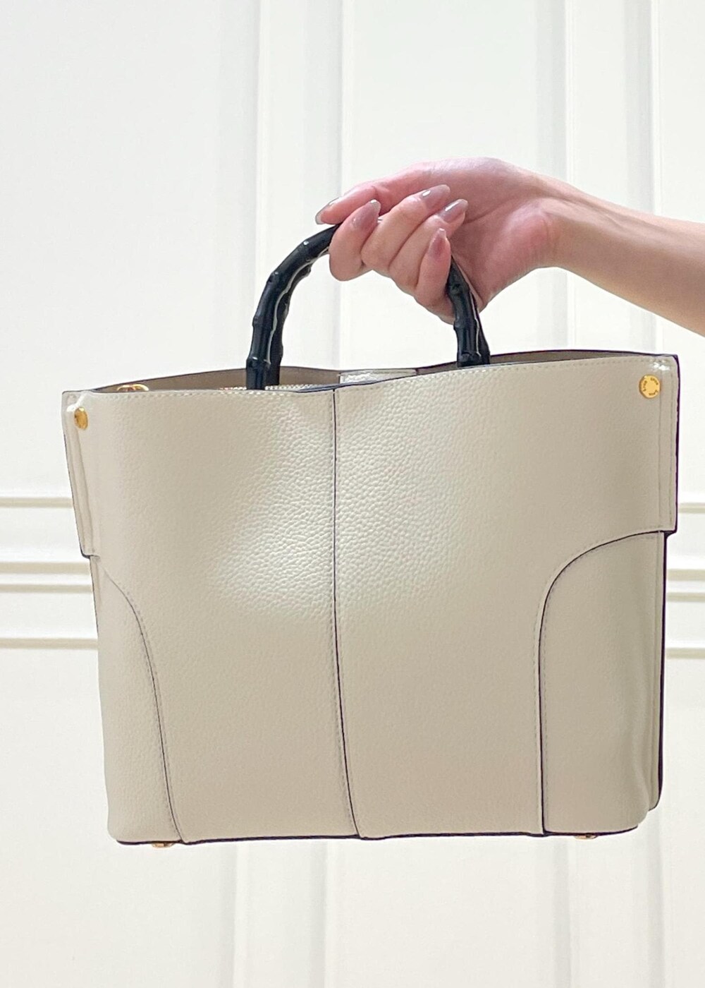 ブラック系のスカート、ホワイト系のハンドバッグ、レッド系のシャツ/ブラウスを着用したレディースの夏コーディネートの8枚目の写真