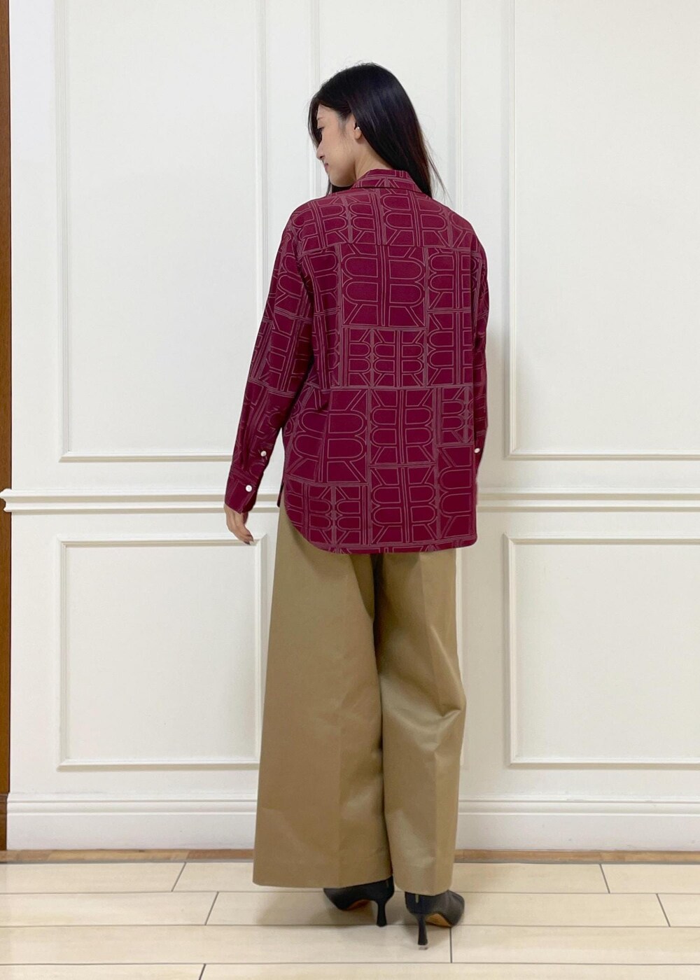 ベージュ系のハンドバッグ、ブラック系のブーツ、レッド系のシャツ/ブラウスを着用したレディースの秋コーディネートの7枚目の写真