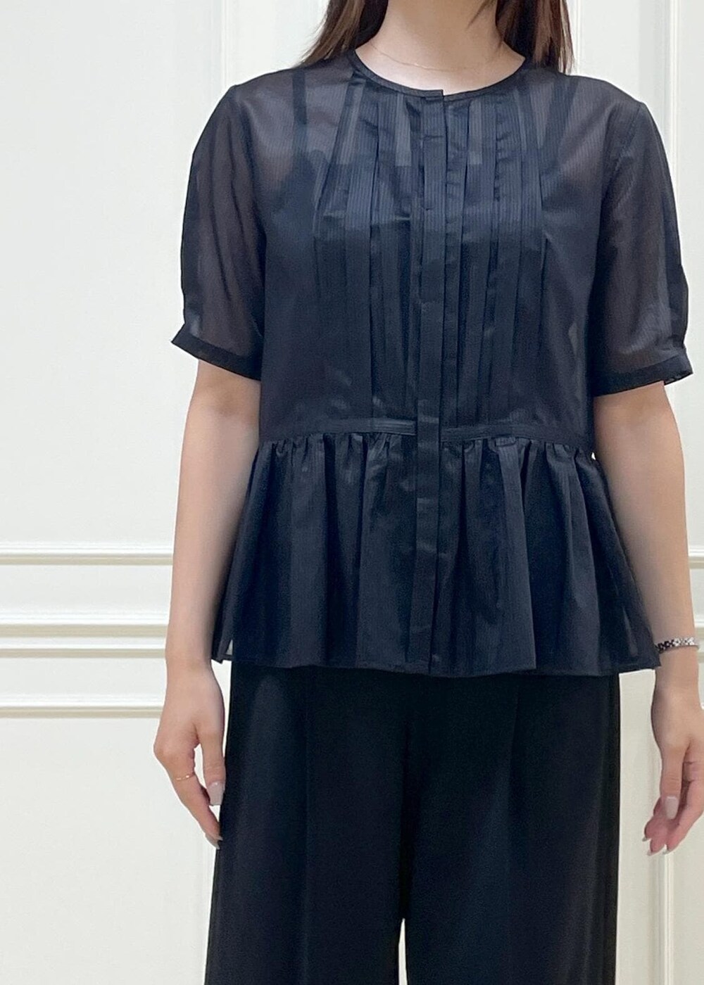 ブルー系のシャツ/ブラウス、ブラック系のその他パンツ、ベージュ系のトートバッグを着用したレディースの夏コーディネートの3枚目の写真