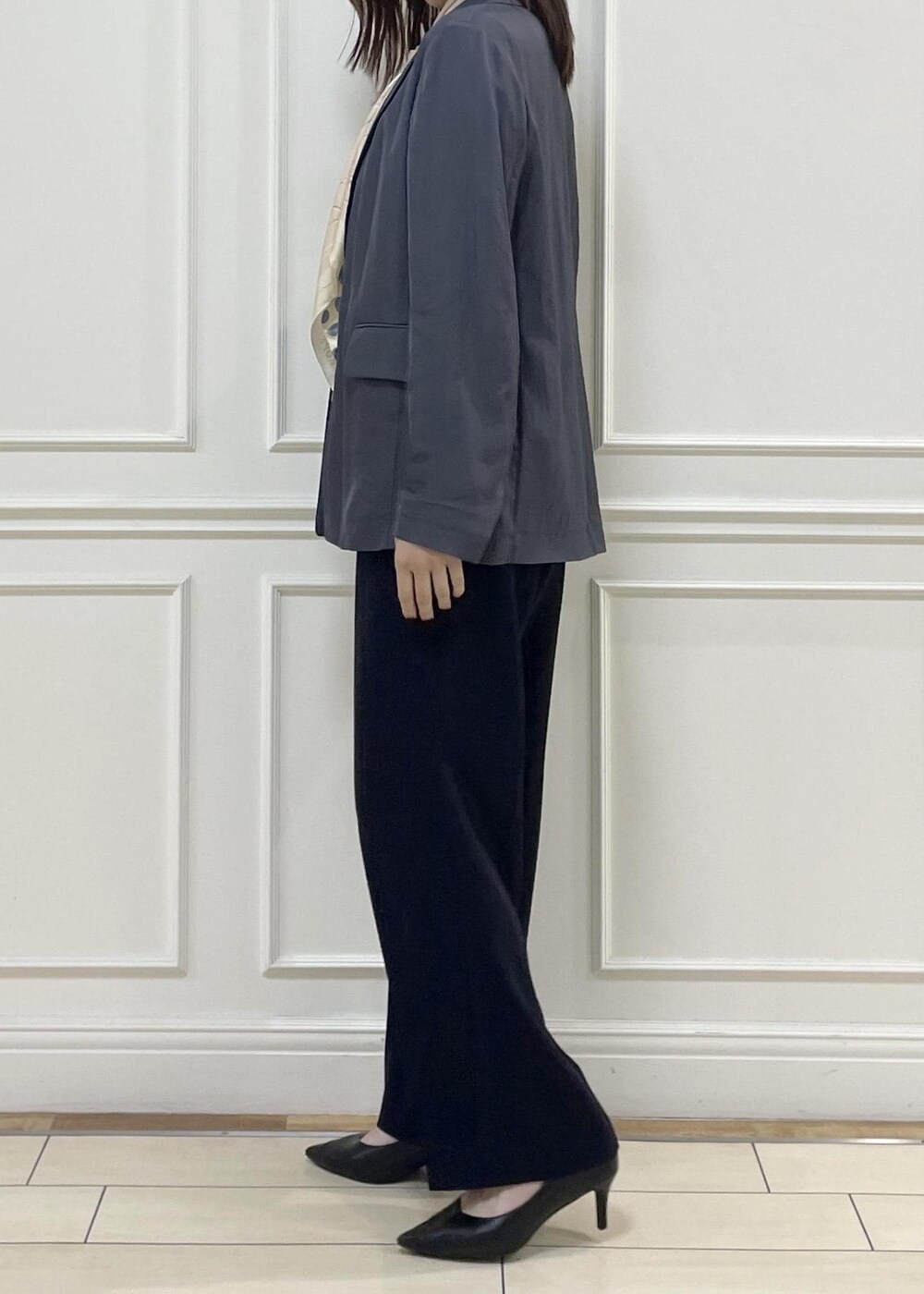 ホワイト系のトートバッグ、グレー系のテーラードジャケット、グレー系のニット/セーターを着用したレディースの秋コーディネートの4枚目の写真