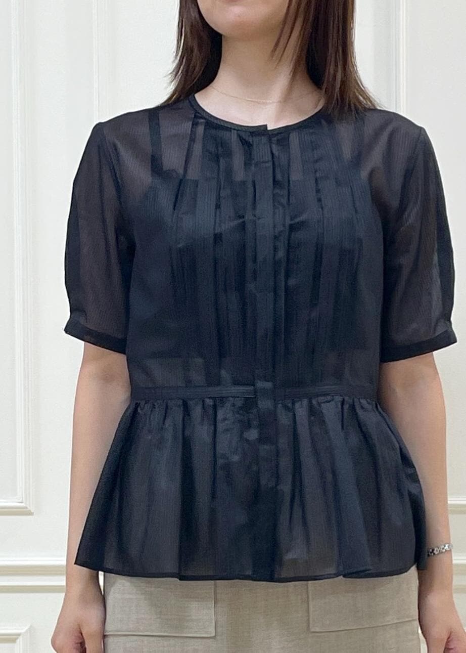 ブラック系のハンドバッグ、ベージュ系のスカート、ブルー系のシャツ/ブラウスを着用したレディースの夏コーディネートの4枚目の写真