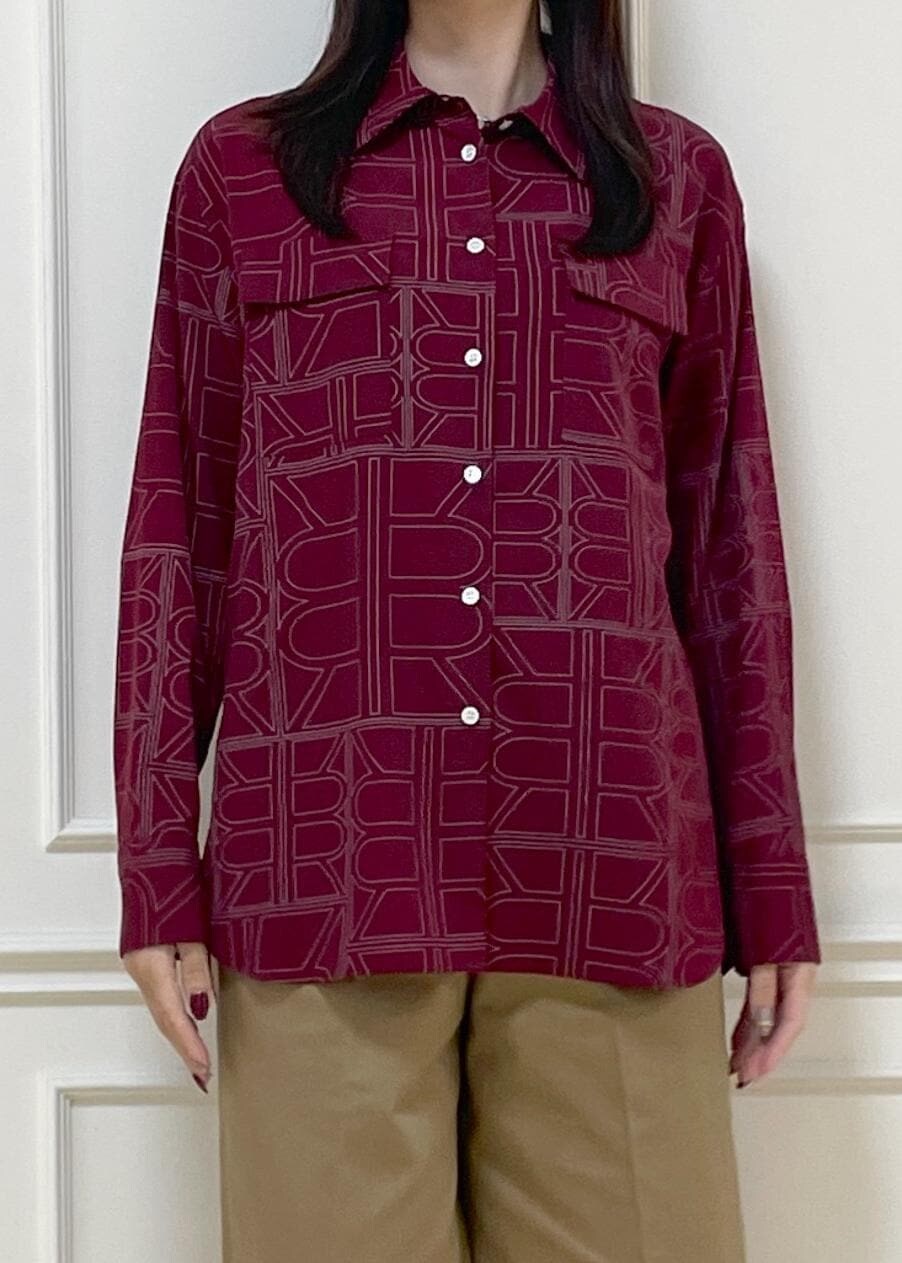 ベージュ系のハンドバッグ、ブラック系のブーツ、レッド系のシャツ/ブラウスを着用したレディースの秋コーディネートの8枚目の写真