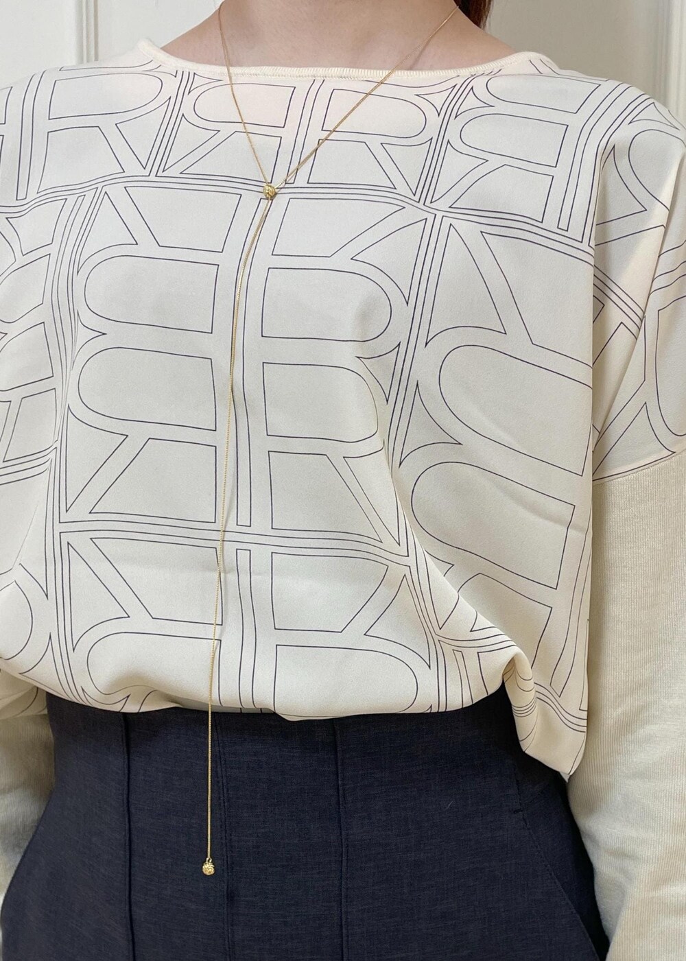 ブラック系のパンプス、ホワイト系のTシャツ/カットソー、ホワイト系のトートバッグを着用したレディースの冬コーディネートの4枚目の写真