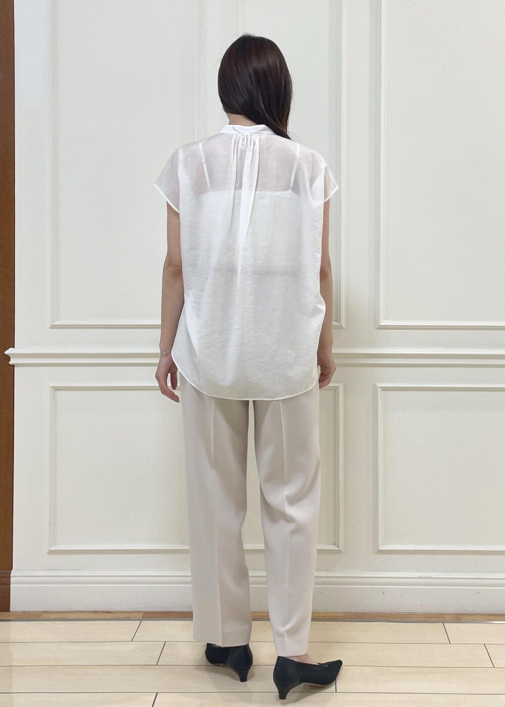 ホワイト系のシャツ/ブラウス、ベージュ系のその他パンツ、ベージュ系のトートバッグを着用したレディースの夏コーディネートの4枚目の写真