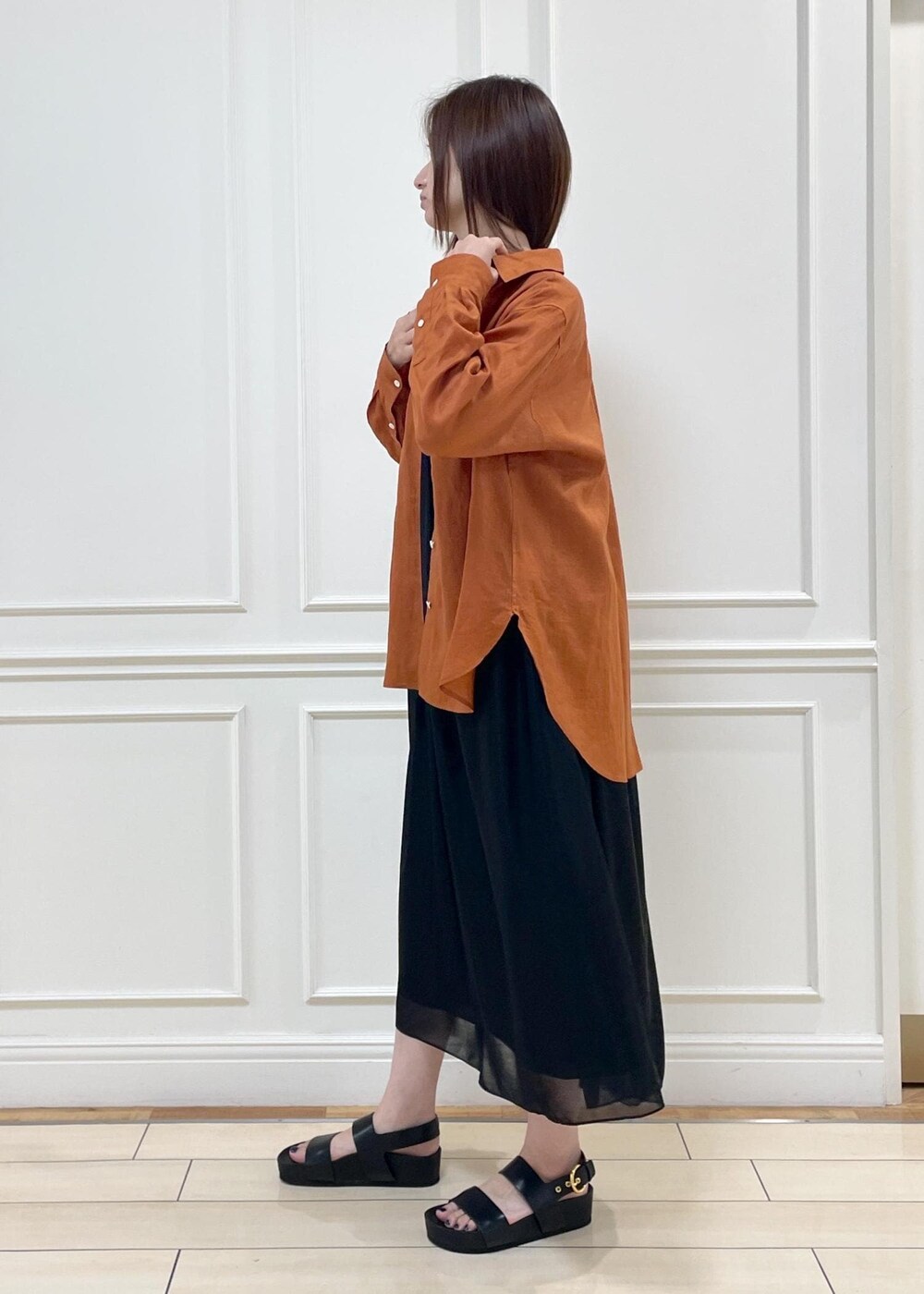 ブラック系のショルダーバッグ、ブラック系のサンダル、ブラック系のワンピースを着用したレディースの夏コーディネートの2枚目の写真