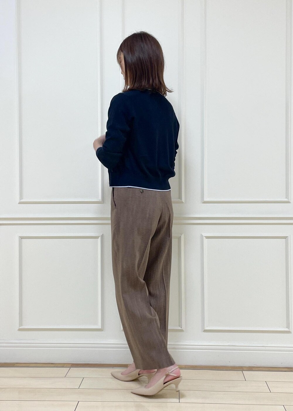 ブルー系のカーディガン/ボレロ、ブラウン系のその他パンツ、ベージュ系のパンプスを着用したレディースの夏コーディネートの3枚目の写真