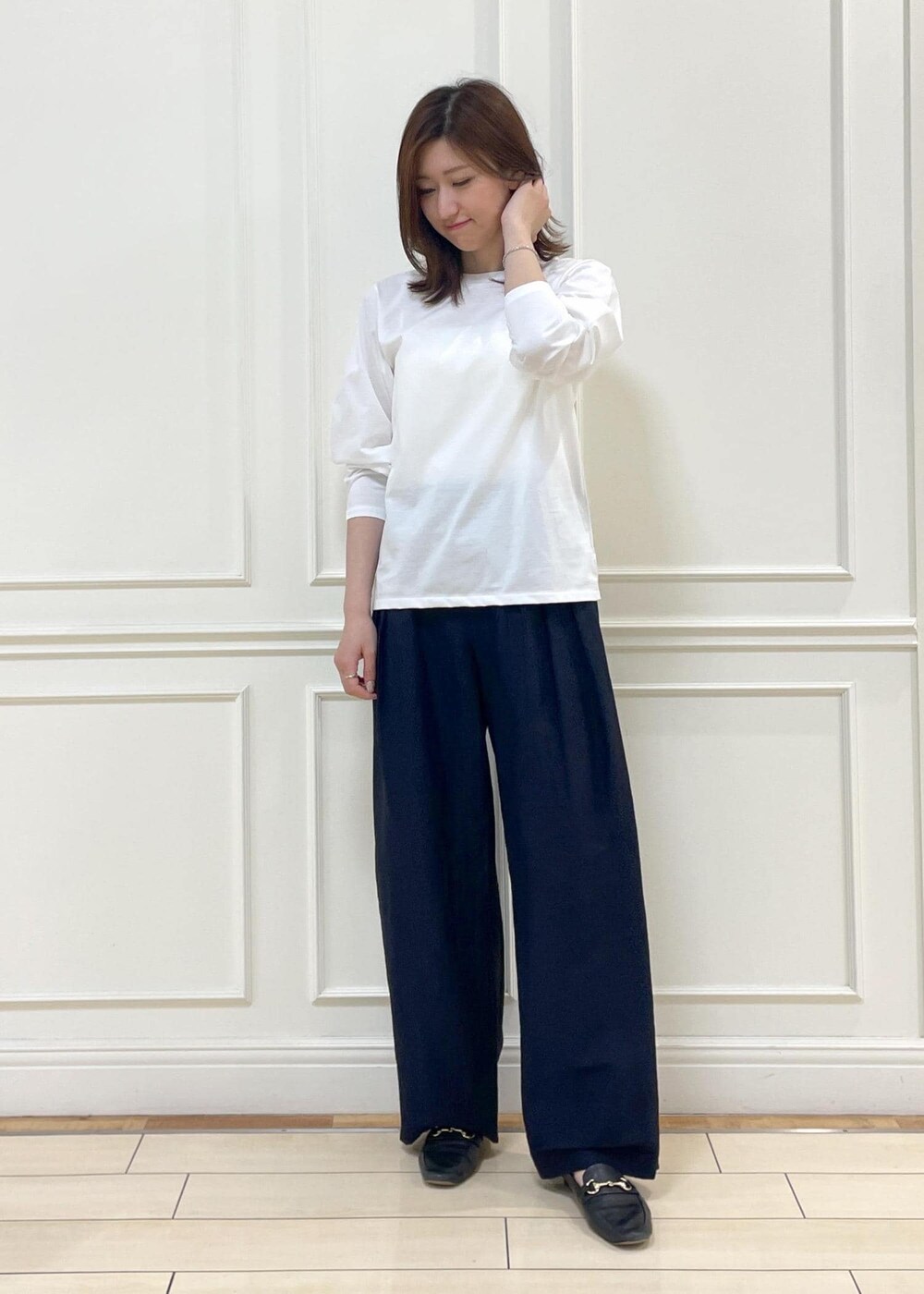 ホワイト系のTシャツ/カットソー、ブルー系のその他パンツ、ホワイト系のショルダーバッグを着用したレディースの春コーディネートの3枚目の写真