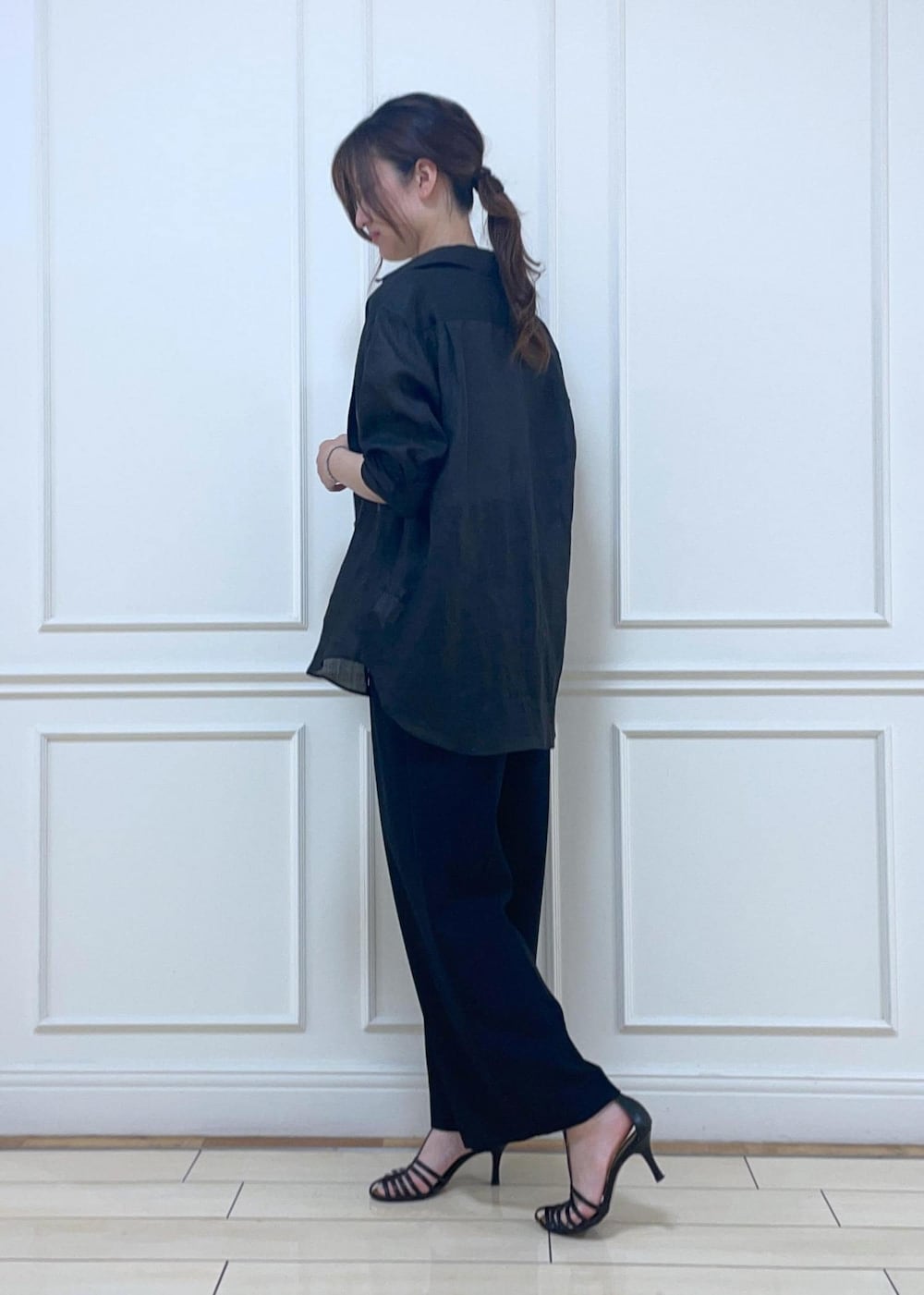 ブラック系のシャツ/ブラウス、ブラック系のサンダル、ホワイト系のTシャツ/カットソーを着用したレディースの夏コーディネートの3枚目の写真