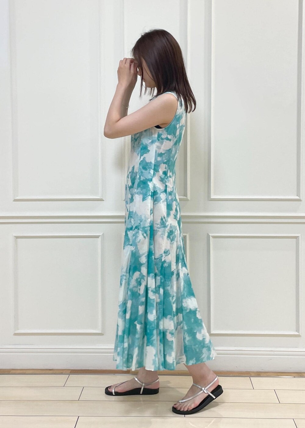 ベージュ系のショルダーバッグ、グリーン系のワンピースを着用したレディースの夏コーディネートの3枚目の写真