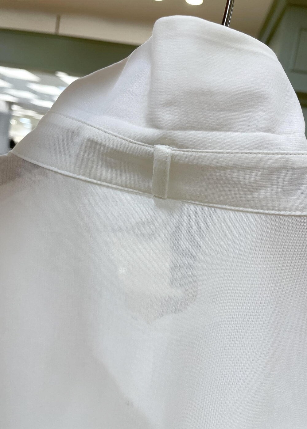 ホワイト系のトートバッグ、ブラック系のスカート、ホワイト系のシャツ/ブラウスを着用したレディースの秋コーディネートの8枚目の写真