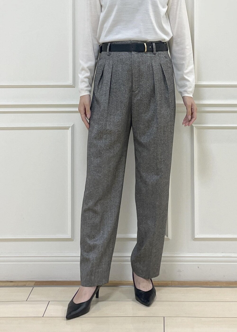 ブラック系のハンドバッグ、ホワイト系のカーディガン/ボレロ、ホワイト系のニット/セーターを着用したレディースの秋コーディネートの9枚目の写真