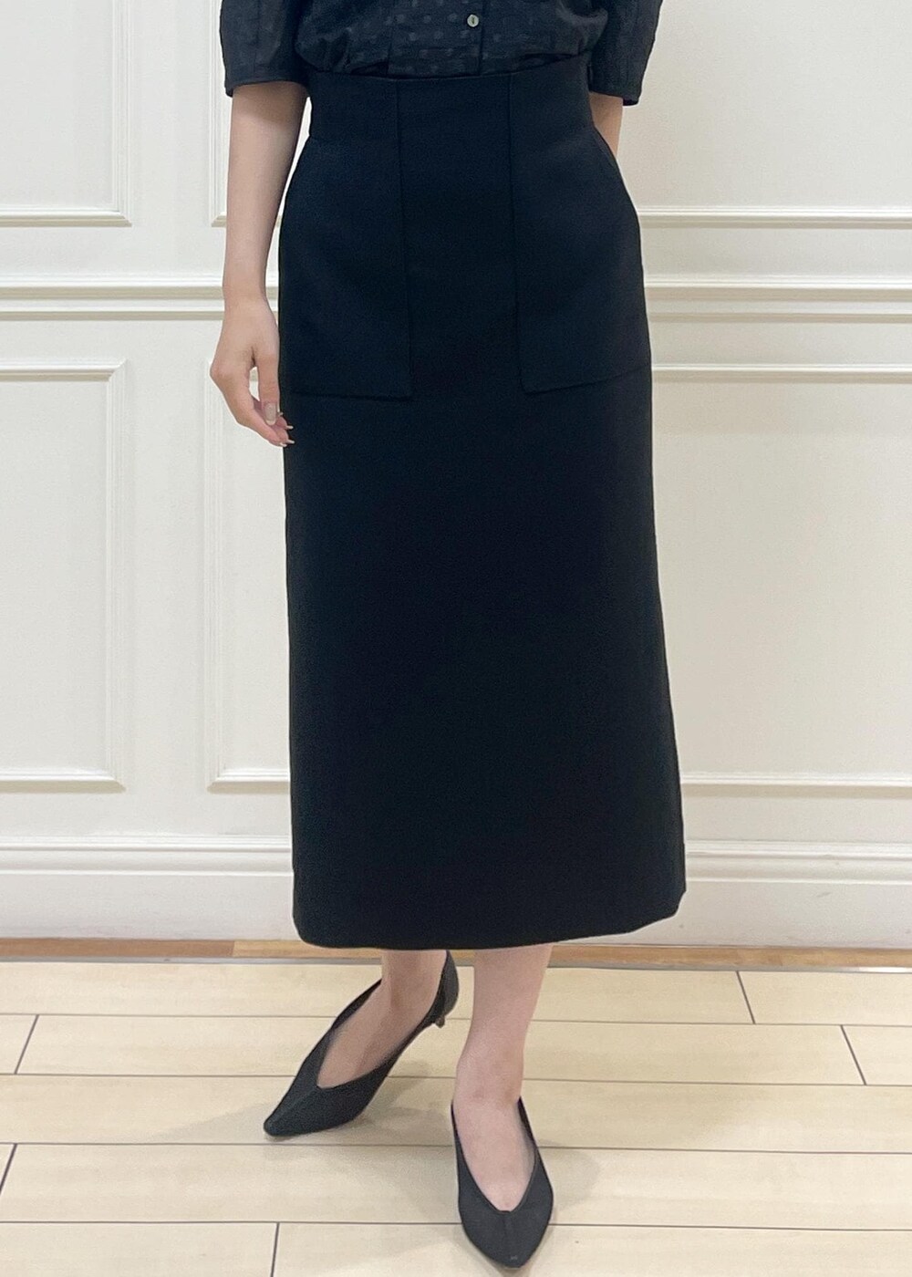 ブルー系のトートバッグ、ブラック系のシャツ/ブラウス、ブラック系のスカートを着用したレディースの夏コーディネートの5枚目の写真