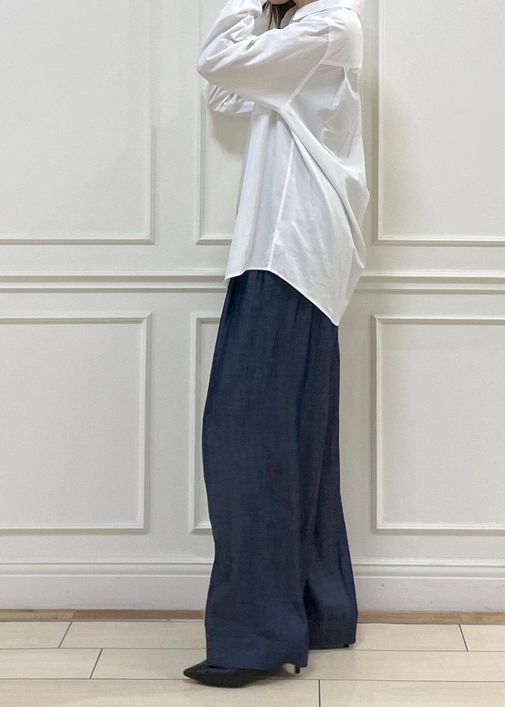 ホワイト系のシャツ/ブラウス、ブラック系のショルダーバッグ、ピンク系のカーディガン/ボレロを着用したレディースの秋コーディネートの5枚目の写真