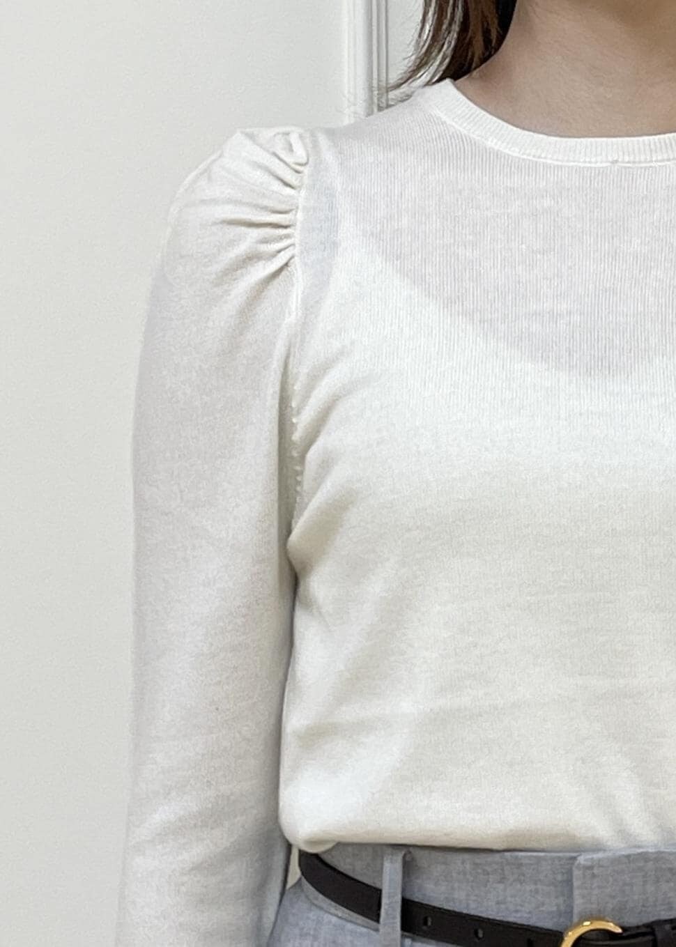 ブラック系のローファー、ブラック系のトートバッグ、グレー系のその他パンツを着用したレディースの秋コーディネートの4枚目の写真