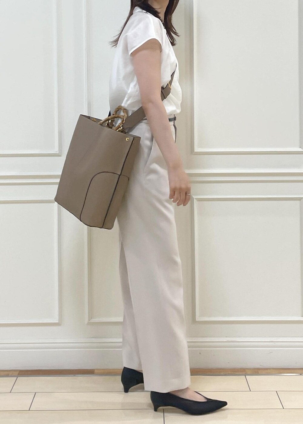 ホワイト系のシャツ/ブラウス、ベージュ系のその他パンツ、ベージュ系のトートバッグを着用したレディースの夏コーディネートの7枚目の写真