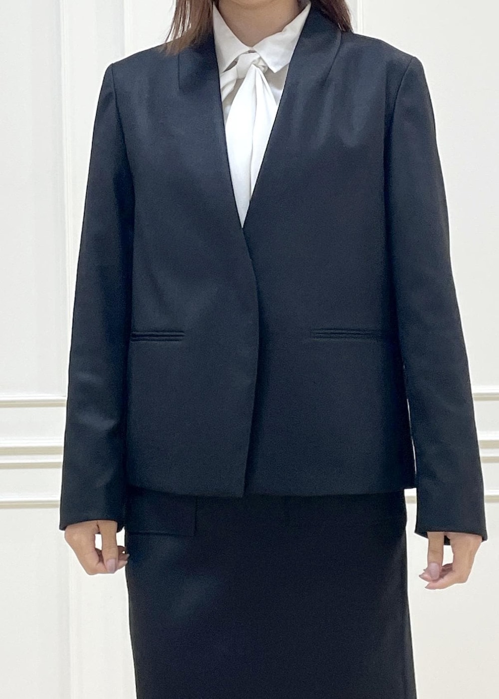 ベージュ系のトートバッグ、ブラック系のスカート、ホワイト系のシャツ/ブラウスを着用したレディースの秋コーディネートの2枚目の写真