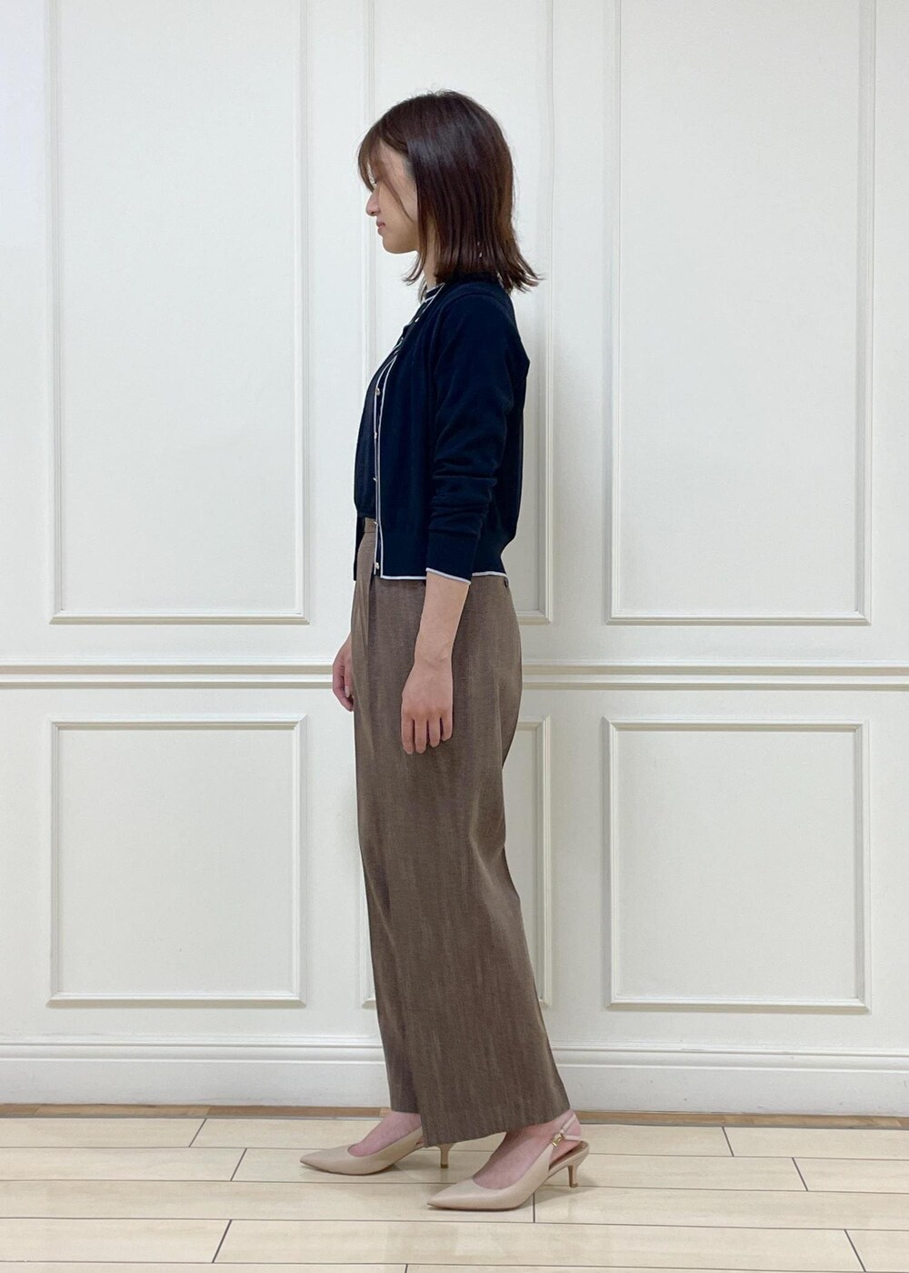 ブルー系のカーディガン/ボレロ、ブラウン系のその他パンツ、ベージュ系のパンプスを着用したレディースの夏コーディネートの2枚目の写真