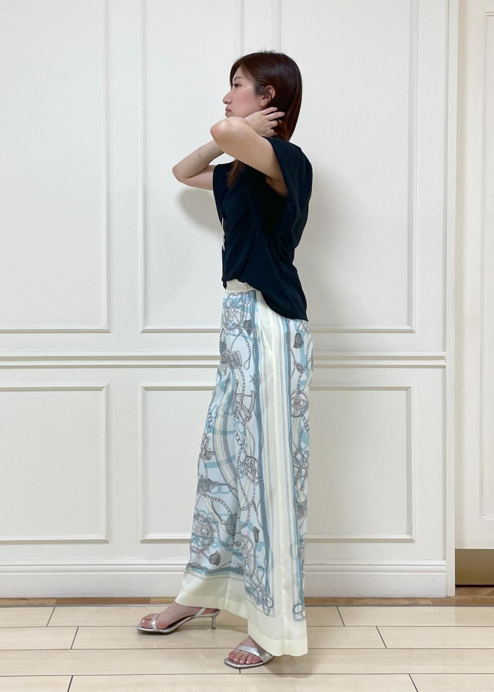 ホワイト系のその他パンツ、シルバー系のサンダル、ホワイト系のショルダーバッグを着用したレディースの春コーディネートの2枚目の写真