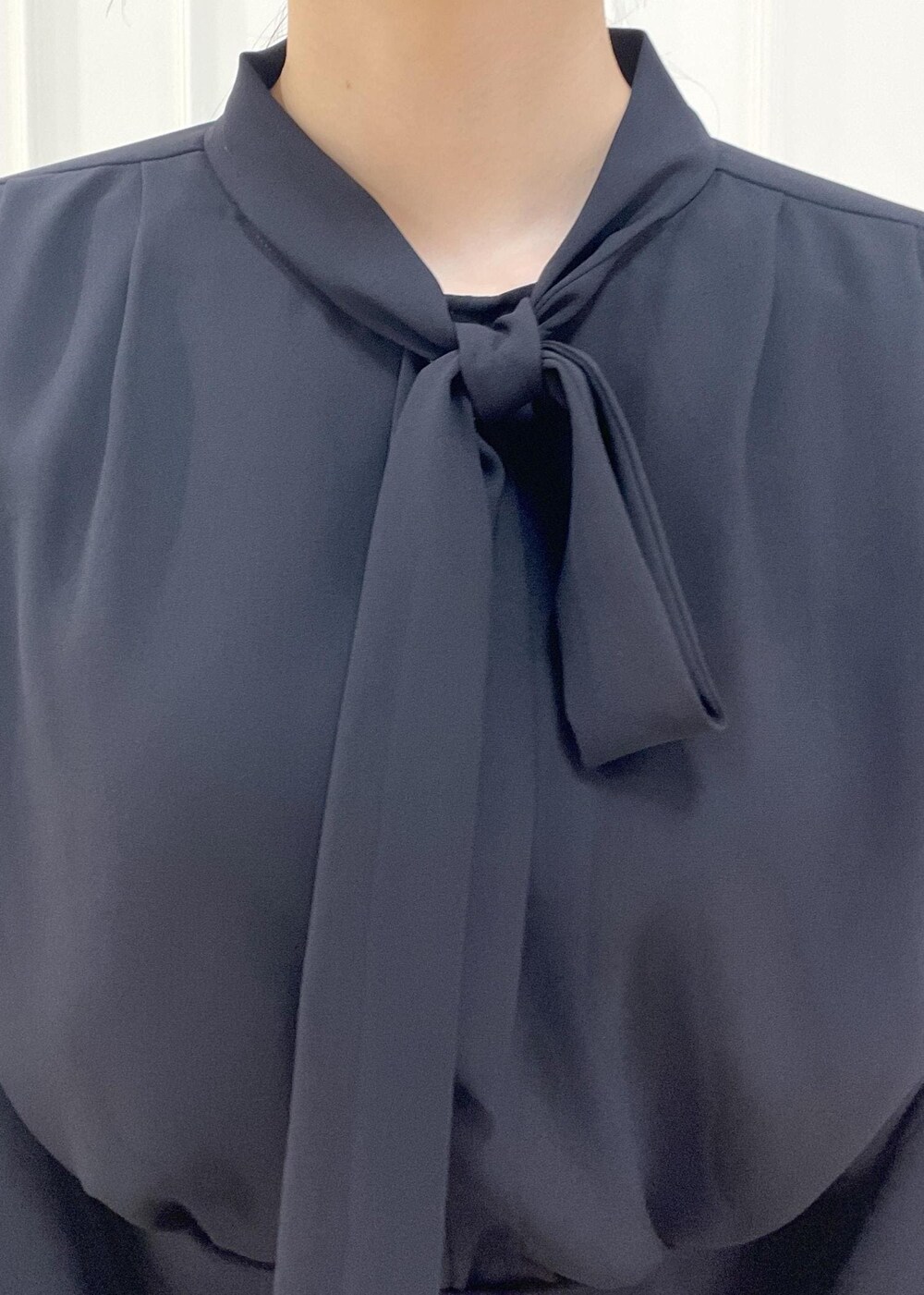 ホワイト系のハンドバッグ、ブルー系のシャツ/ブラウス、ブルー系のスカートを着用したレディースの秋コーディネートの4枚目の写真