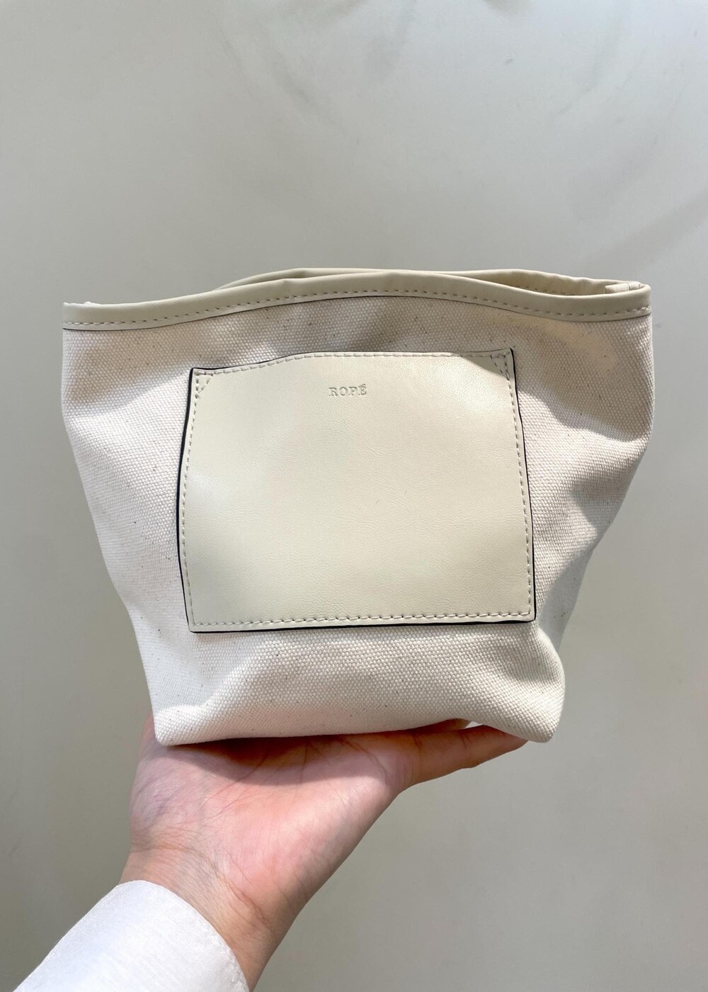 ホワイト系のショルダーバッグ、ホワイト系のTシャツ/カットソー、ブルー系のカーディガン/ボレロを着用したレディースの春コーディネートの9枚目の写真