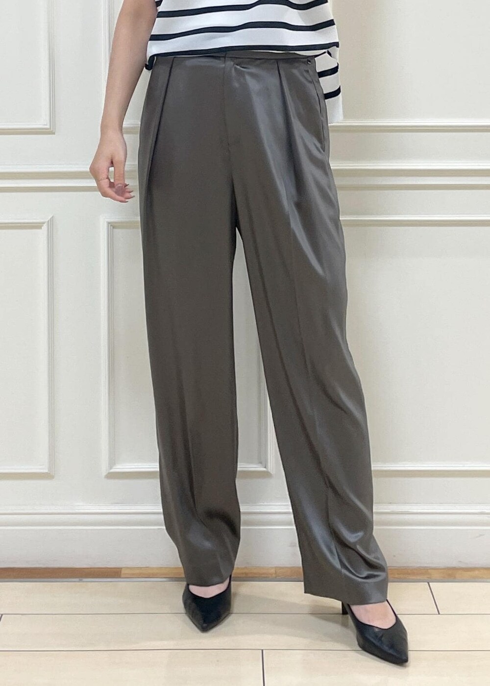 ブルー系のトートバッグ、ブルー系のテーラードジャケット、グリーン系のその他パンツを着用したレディースの秋コーディネートの9枚目の写真