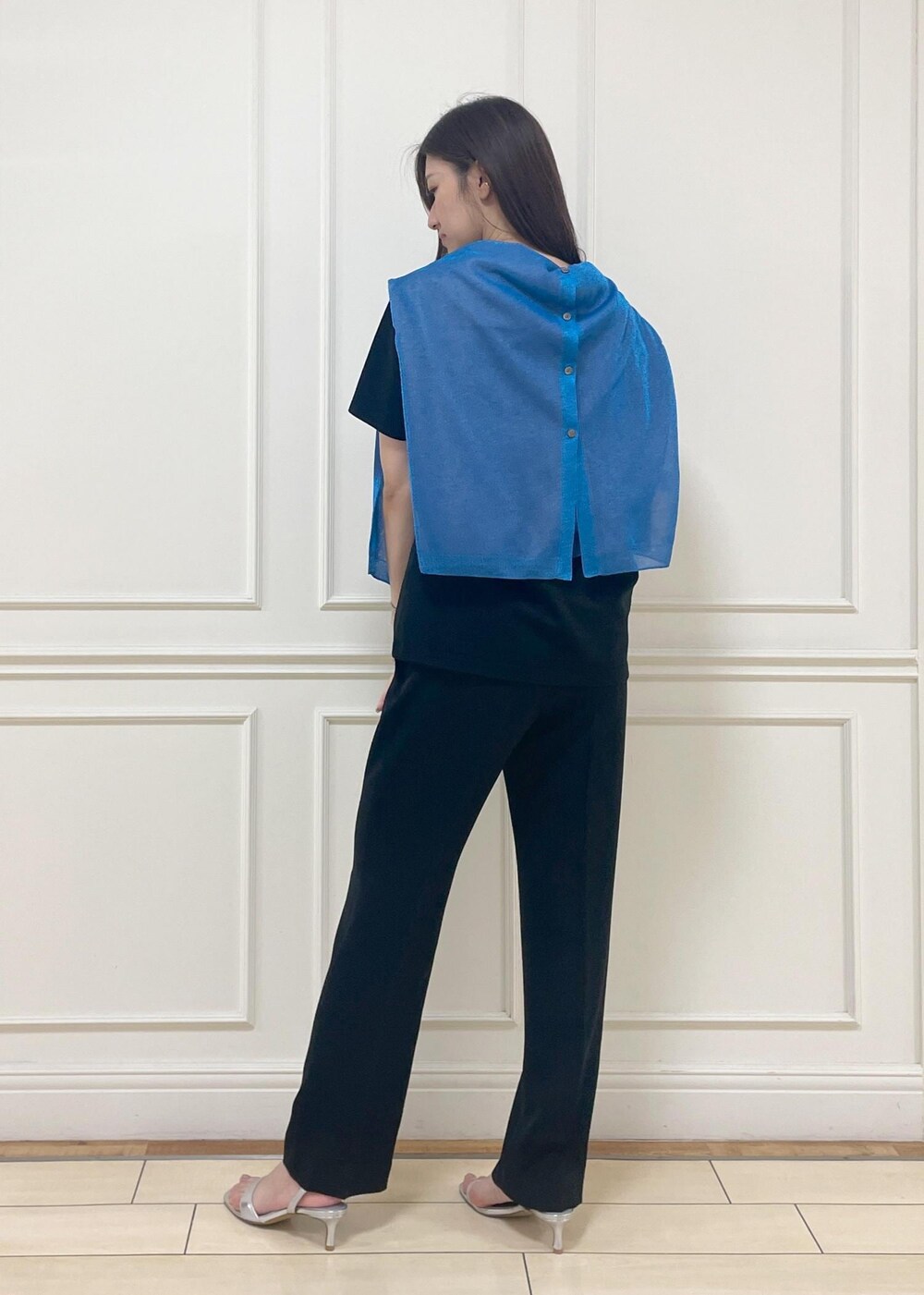 ホワイト系のトートバッグ、シルバー系のサンダル、ブラック系のその他パンツを着用したレディースの春コーディネートの3枚目の写真