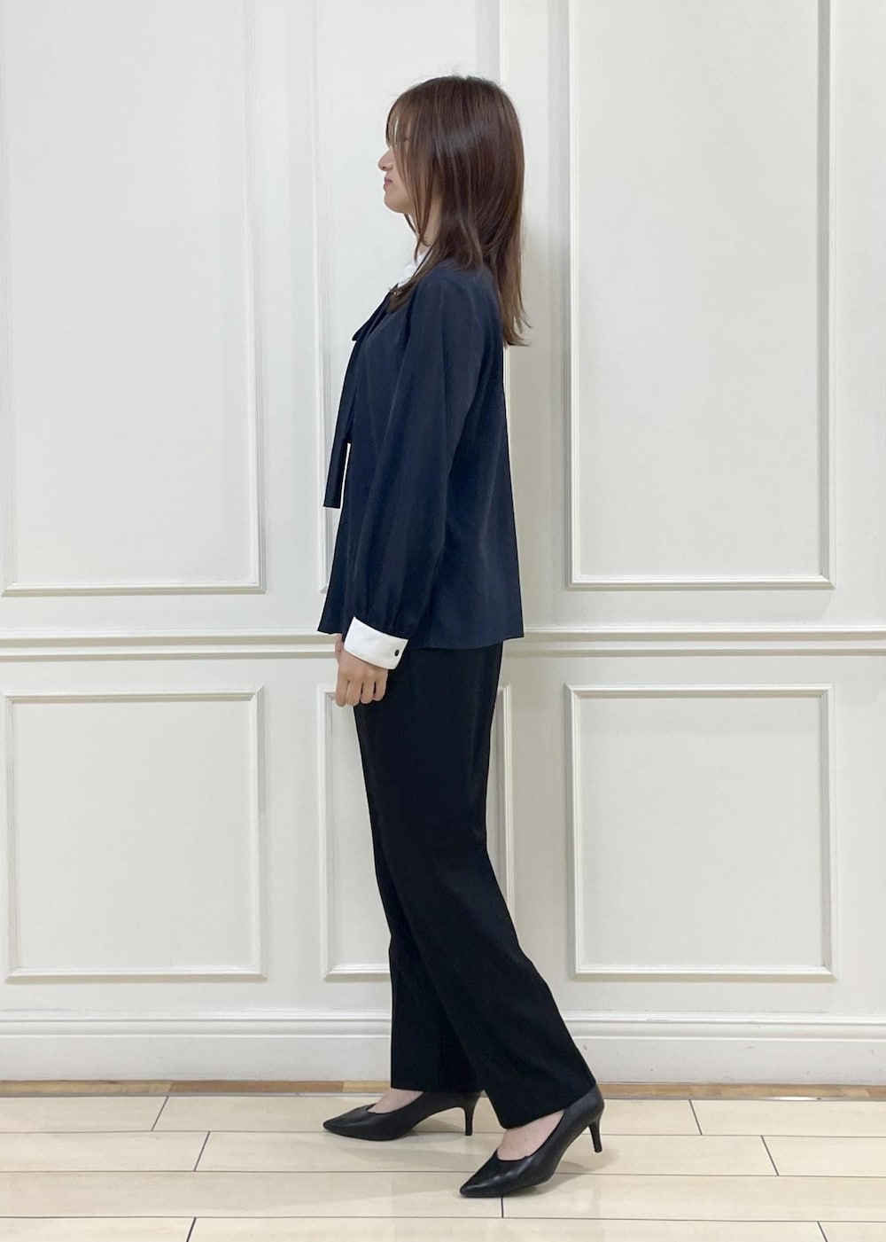 ホワイト系のトートバッグ、ブルー系のシャツ/ブラウス、ブラック系のその他パンツを着用したレディースの秋コーディネートの7枚目の写真