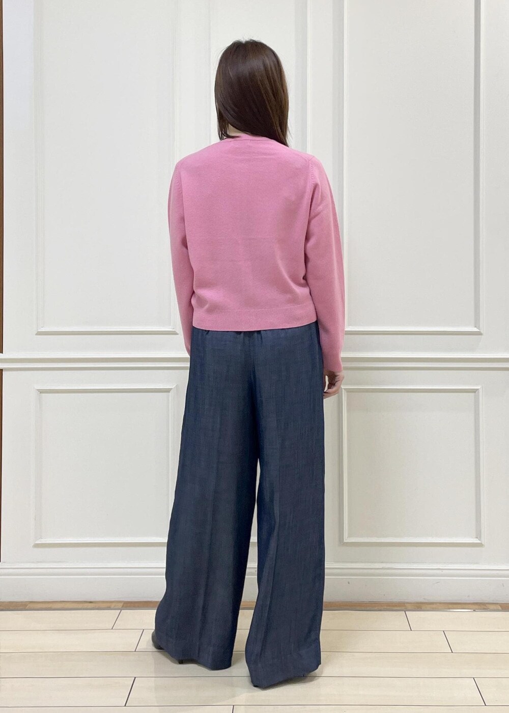 ホワイト系のシャツ/ブラウス、ブラック系のショルダーバッグ、ピンク系のカーディガン/ボレロを着用したレディースの秋コーディネートの9枚目の写真