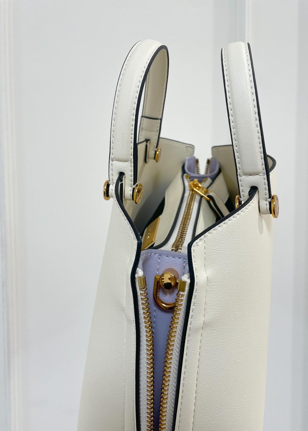 ホワイト系のハンドバッグ、ブルー系のシャツ/ブラウス、ブルー系のスカートを着用したレディースの秋コーディネートの9枚目の写真