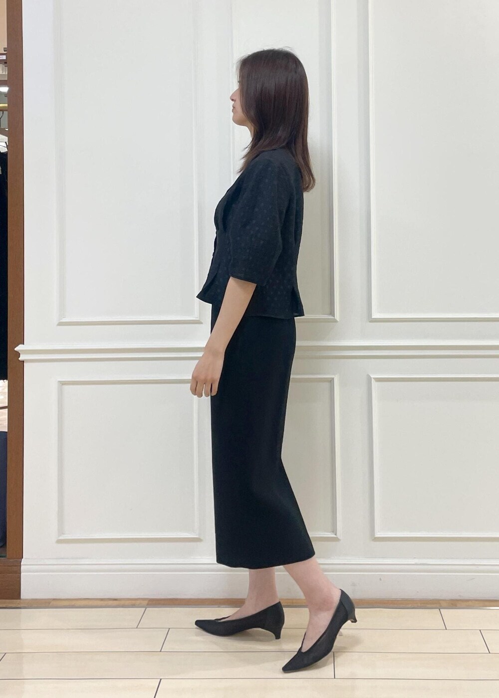 ブルー系のトートバッグ、ブラック系のシャツ/ブラウス、ブラック系のスカートを着用したレディースの夏コーディネートの3枚目の写真