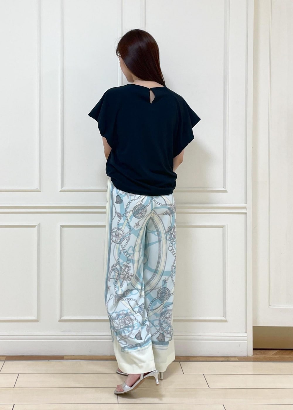 ホワイト系のその他パンツ、シルバー系のサンダル、ホワイト系のショルダーバッグを着用したレディースの春コーディネートの3枚目の写真