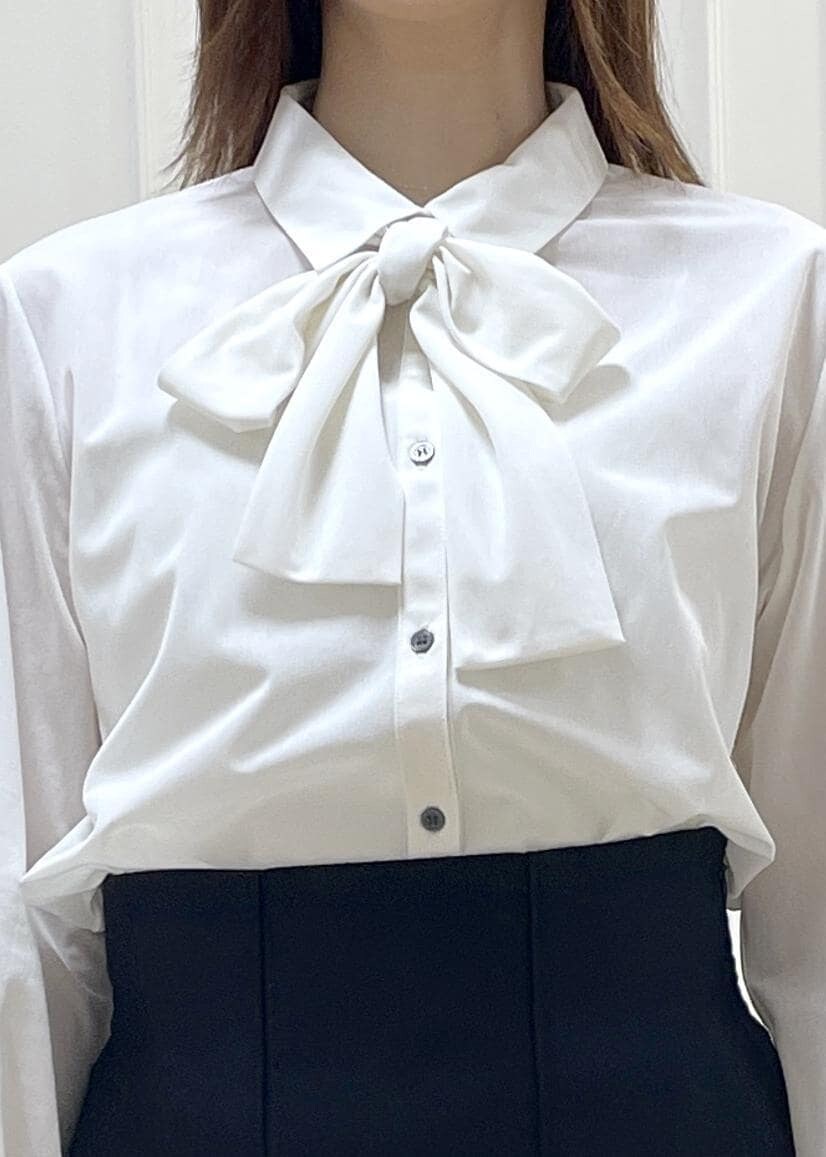 ホワイト系のトートバッグ、ブラック系のスカート、ホワイト系のシャツ/ブラウスを着用したレディースの秋コーディネートの4枚目の写真