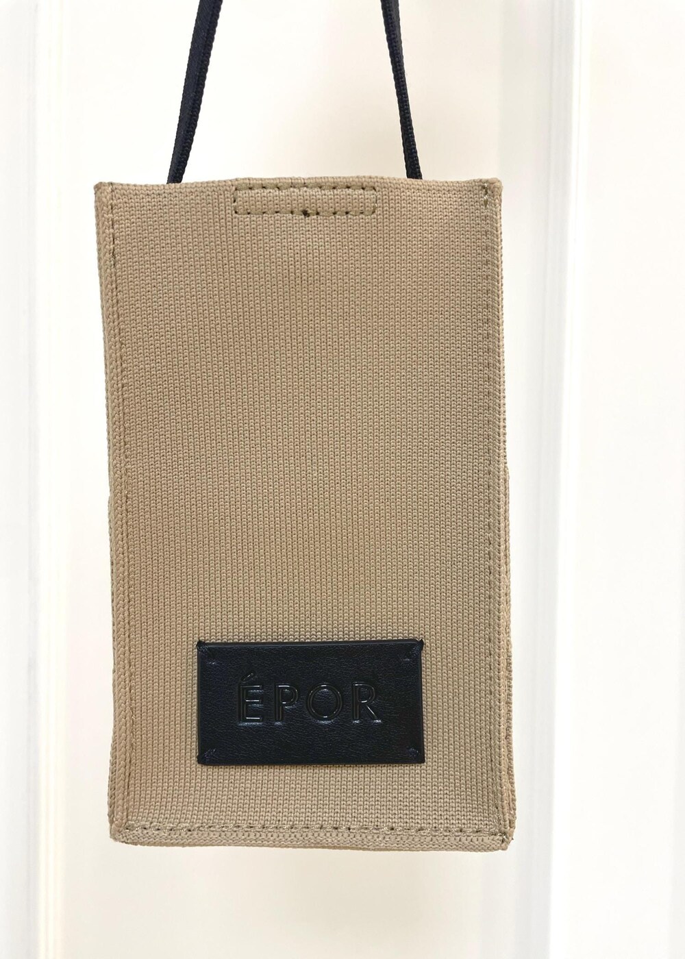 ベージュ系のショルダーバッグ、グリーン系のワンピースを着用したレディースの夏コーディネートの6枚目の写真