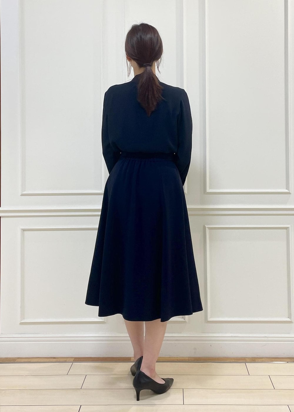 ホワイト系のハンドバッグ、ブルー系のシャツ/ブラウス、ブルー系のスカートを着用したレディースの秋コーディネートの6枚目の写真