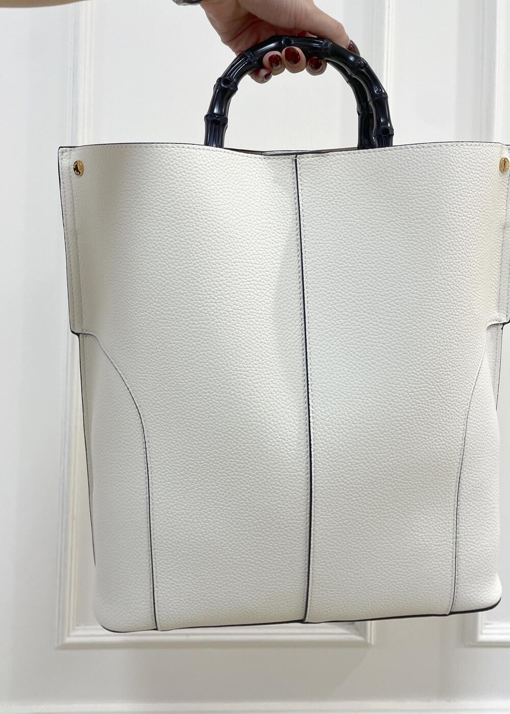 ホワイト系のトートバッグ、グレー系のテーラードジャケット、グレー系のニット/セーターを着用したレディースの秋コーディネートの10枚目の写真