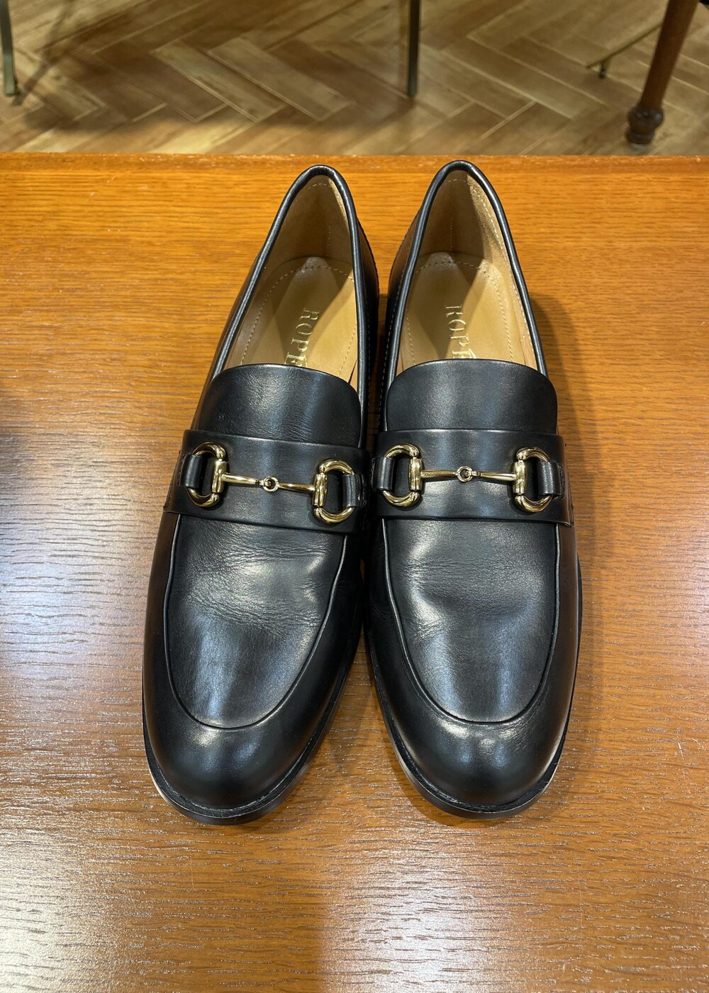 ホワイト系のハンドバッグ、ブラック系のローファー、ホワイト系のニット/セーターを着用したレディースの秋コーディネートの8枚目の写真