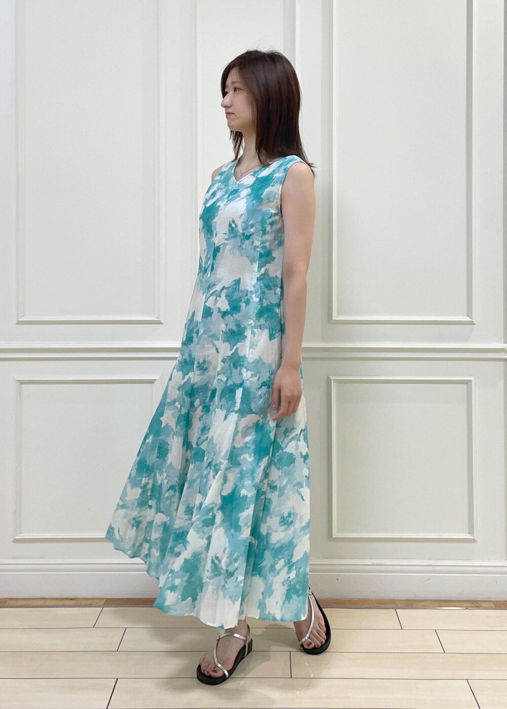 ベージュ系のショルダーバッグ、グリーン系のワンピースを着用したレディースの夏コーディネートの2枚目の写真