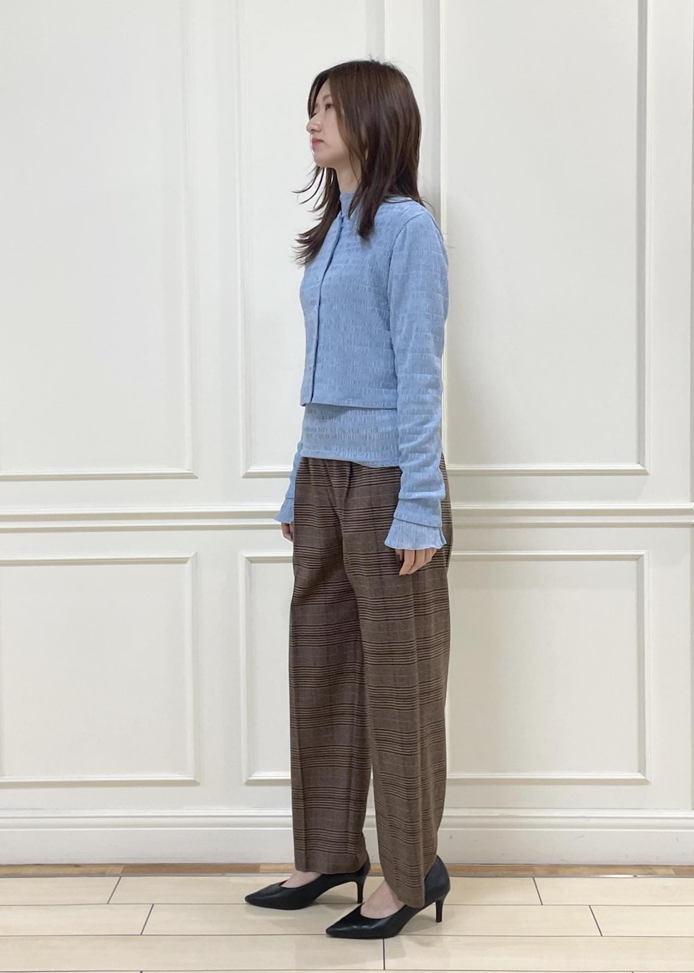 ホワイト系のトートバッグ、ブラウン系のその他パンツ、ブルー系のTシャツ/カットソーを着用したレディースの冬コーディネートの4枚目の写真